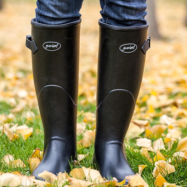 boots to keep feet warm and dry